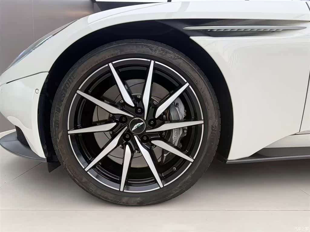 Aston Martin DB11, 2019 13