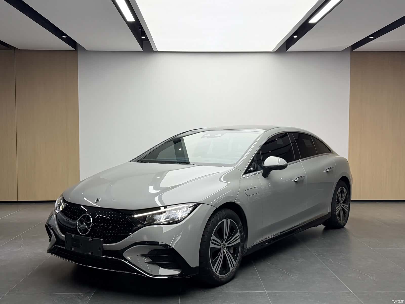 Mercedes-Benz EQE, 2023 1
