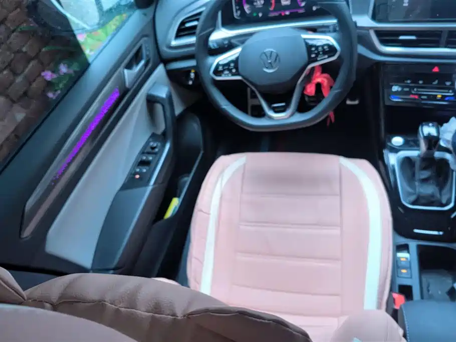 Volkswagen T-ROC exploring Songs