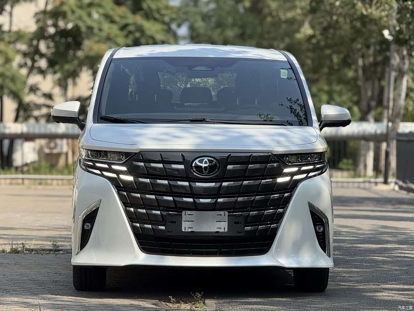 Toyota Alphard, 2025 2