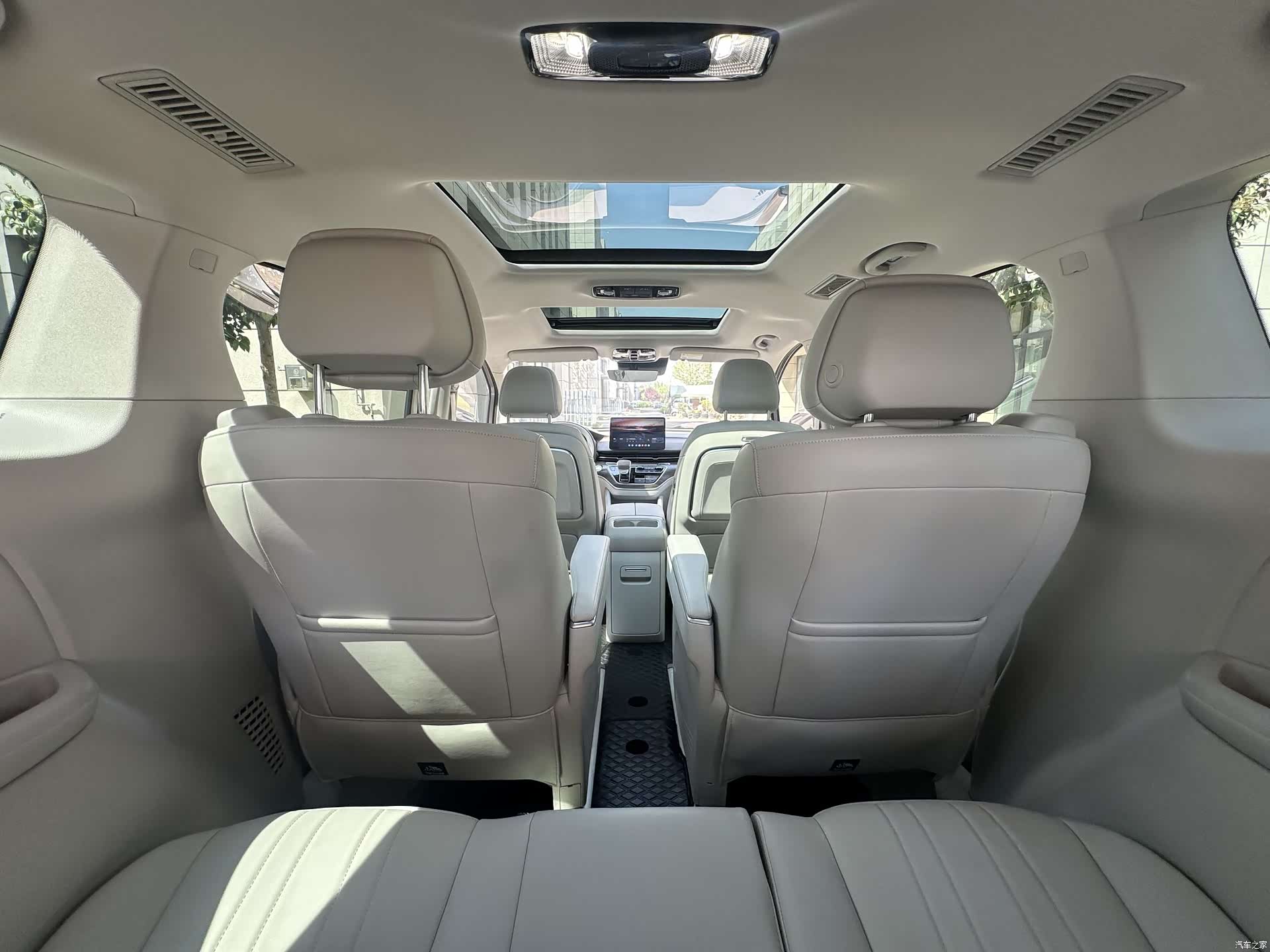Roewe iMAX8, 2025 17