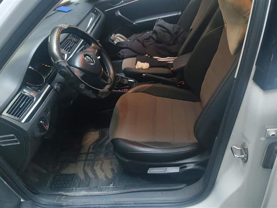 Volkswagen C-TREK Wei Collar