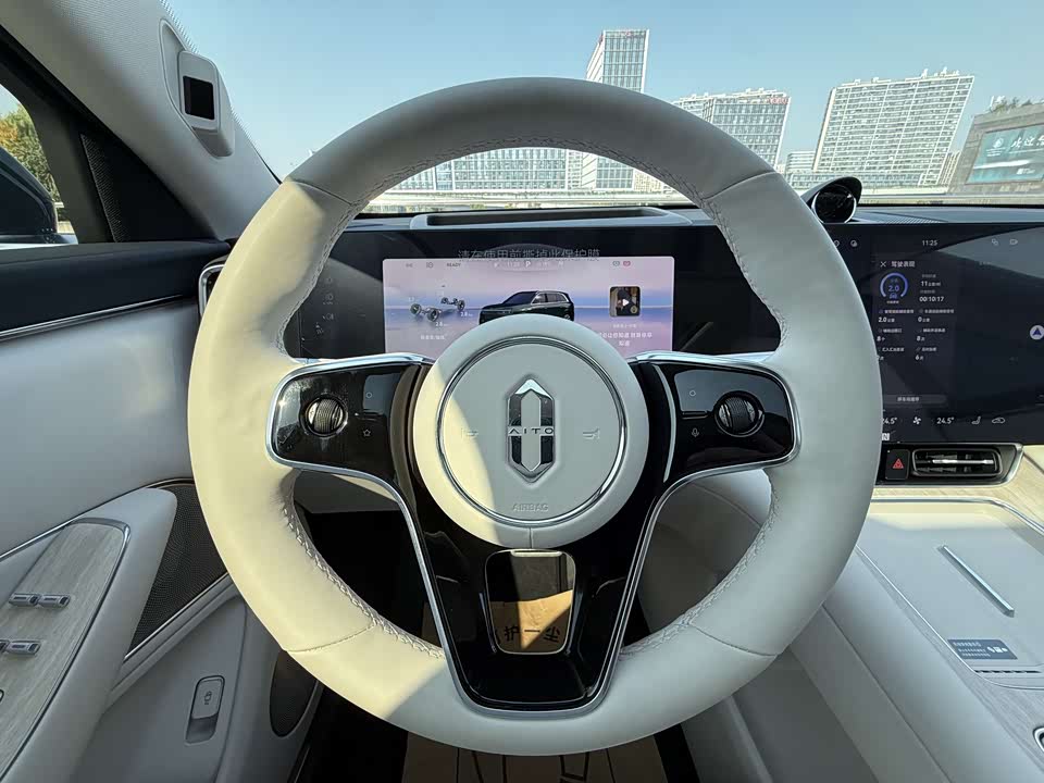 AITO Ask the world M8