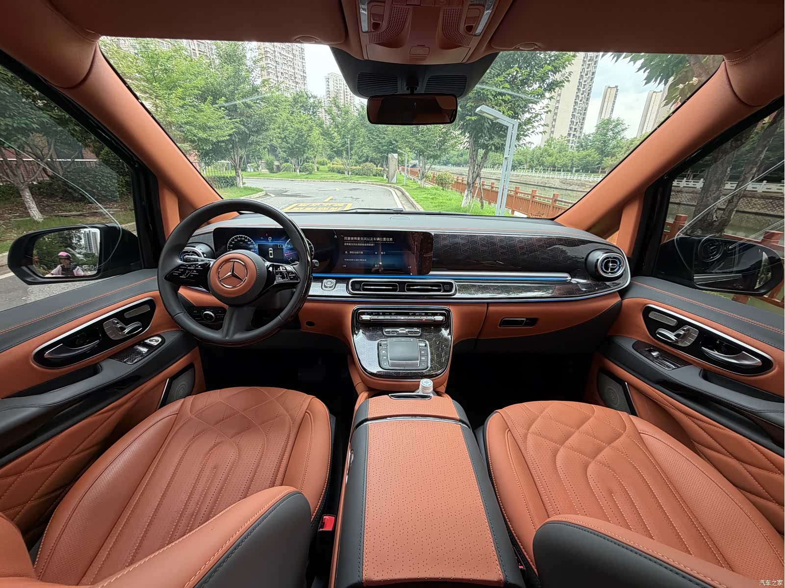 Mercedes-Benz 7, 2025 16