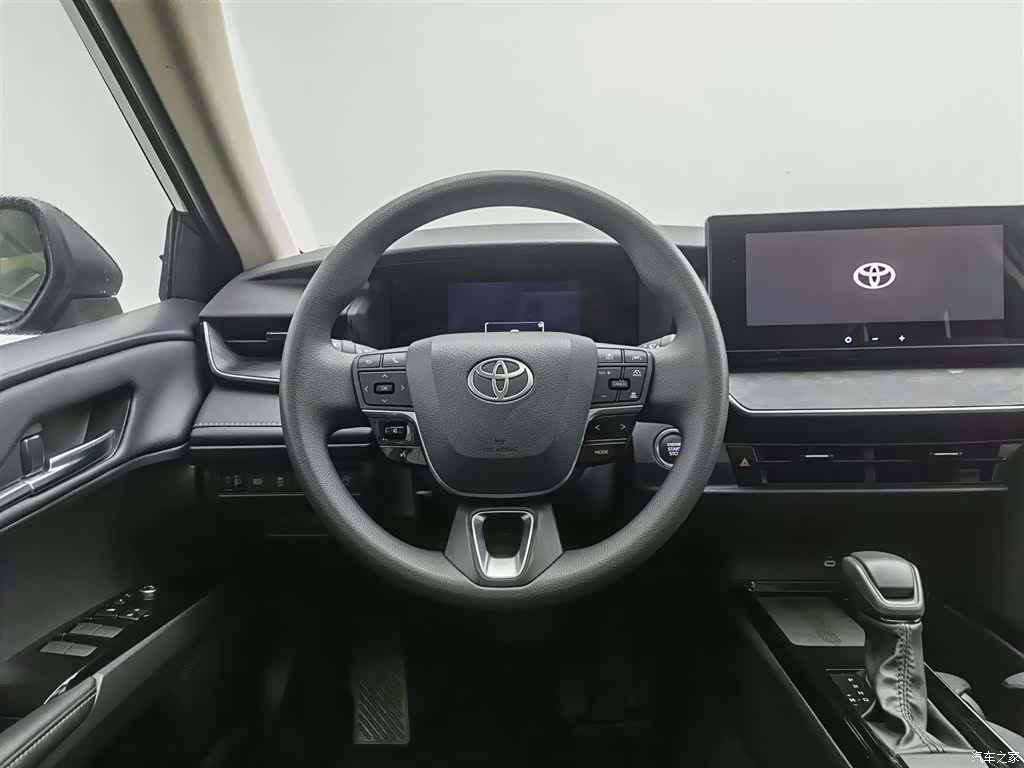 Toyota Camry, 2025 11