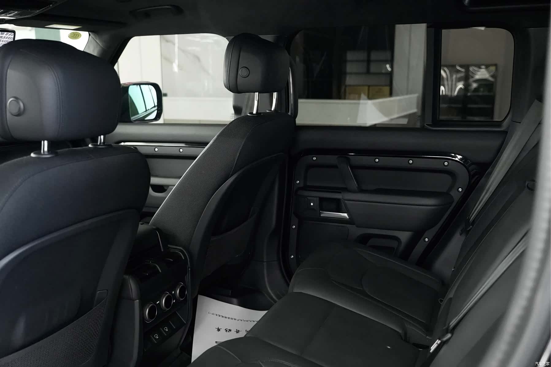 Land Rover Defender, 2025 14