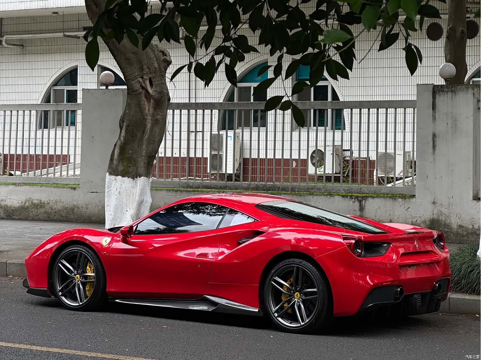 Ferrari 488, 2016 4