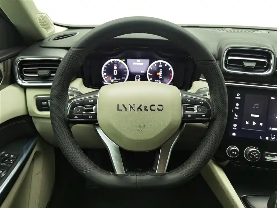 Lynk & Co 02