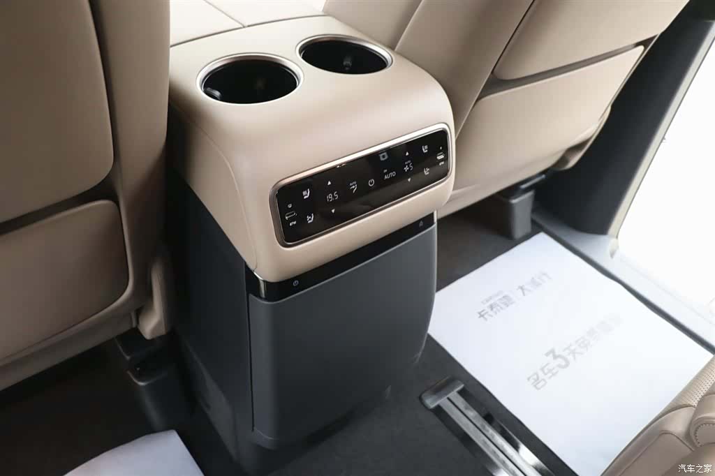 Li Auto MEGA, 2025 25