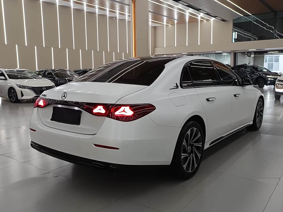 Mercedes-Benz E-Class 2024, фото 3