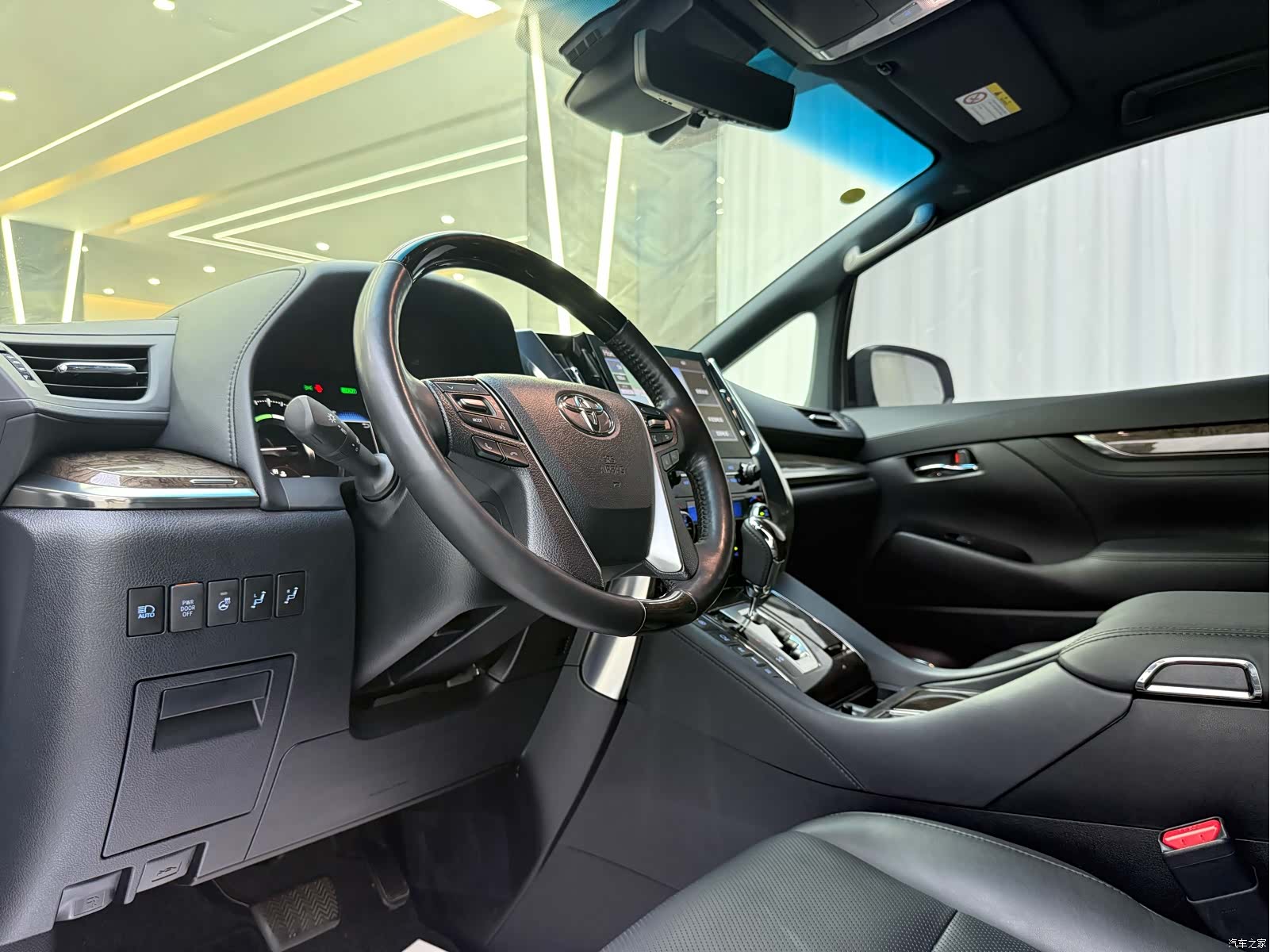 Toyota Alphard, 2021 все фото