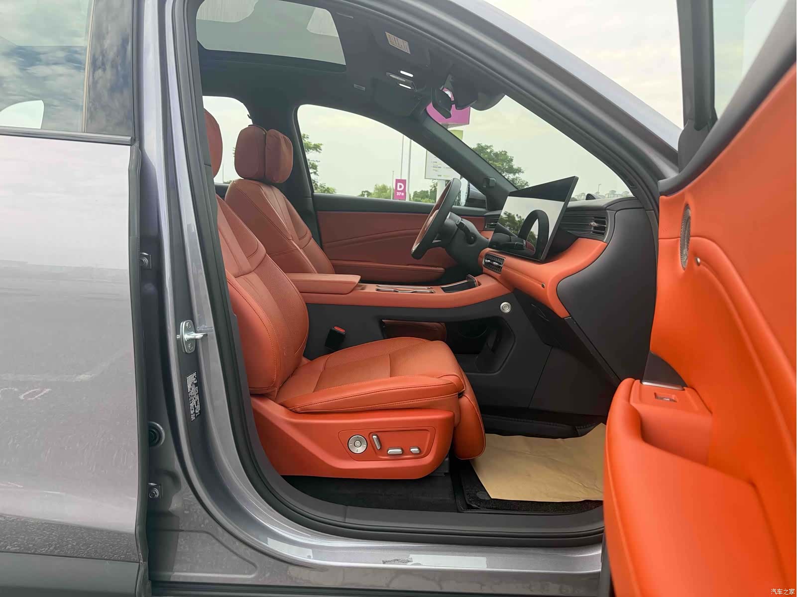 Hongqi HS6, 2025 10