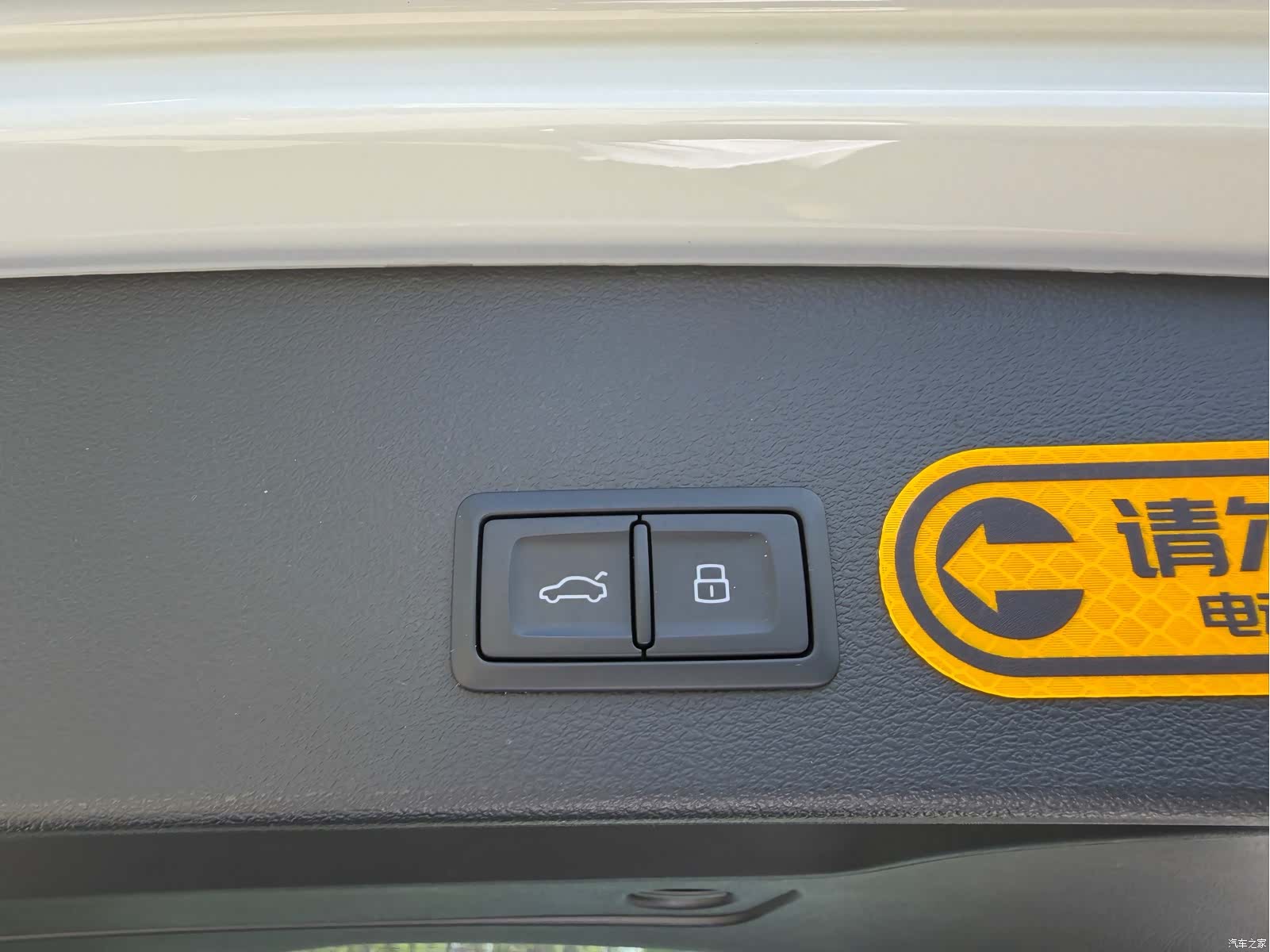 Audi Q2L, 2023 16