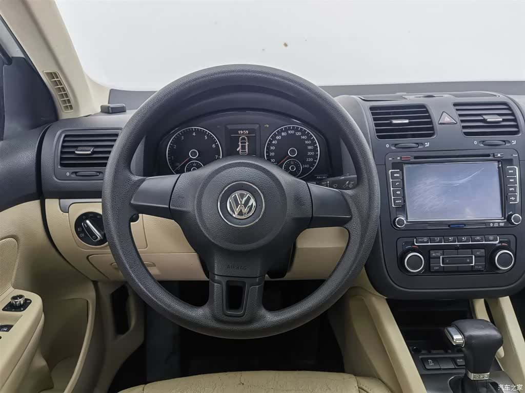 Volkswagen Sagitar, 2011 11
