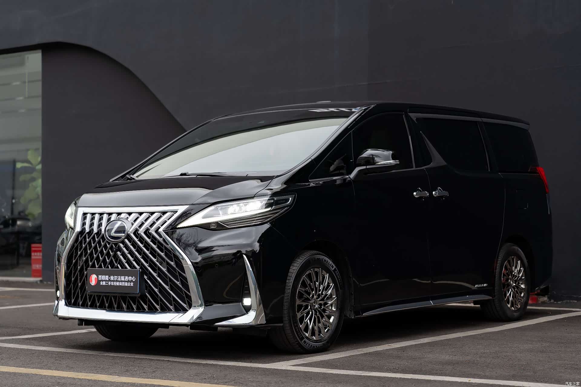 Lexus LM, 2023 1