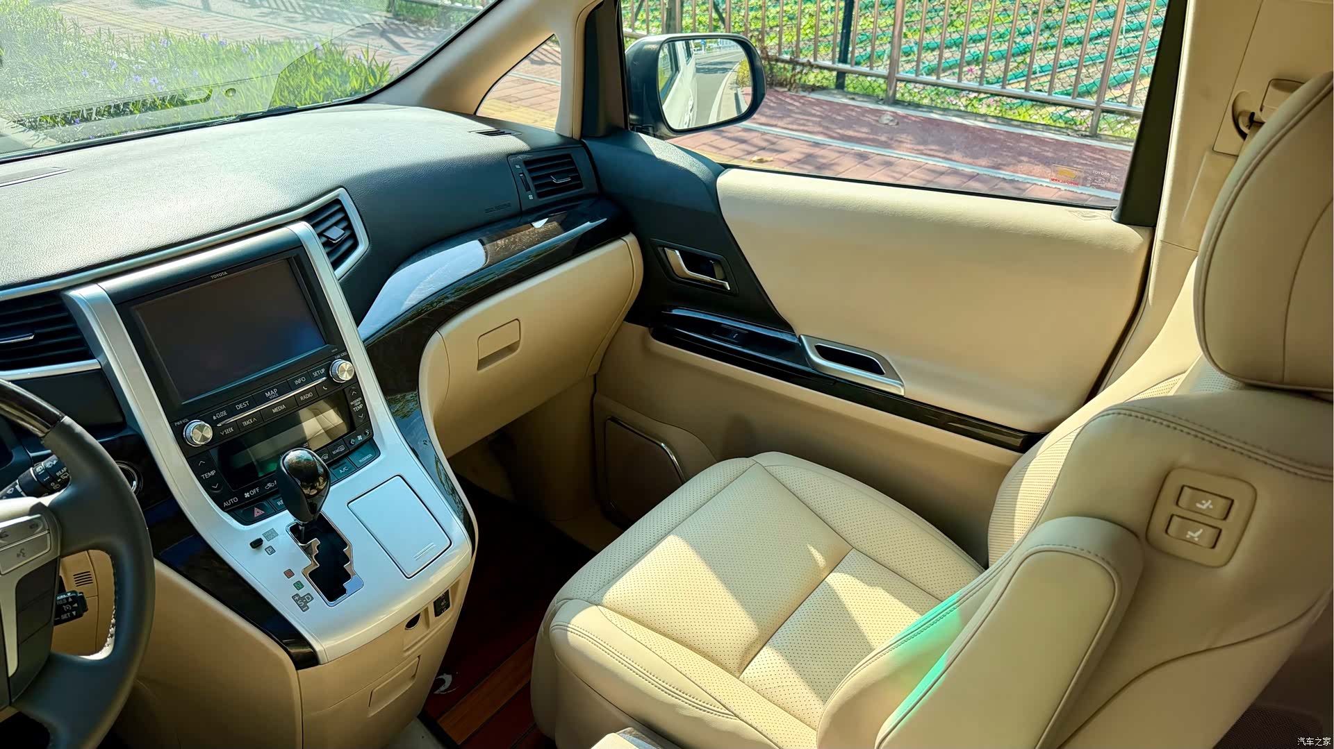 Toyota Alphard, 2012 9