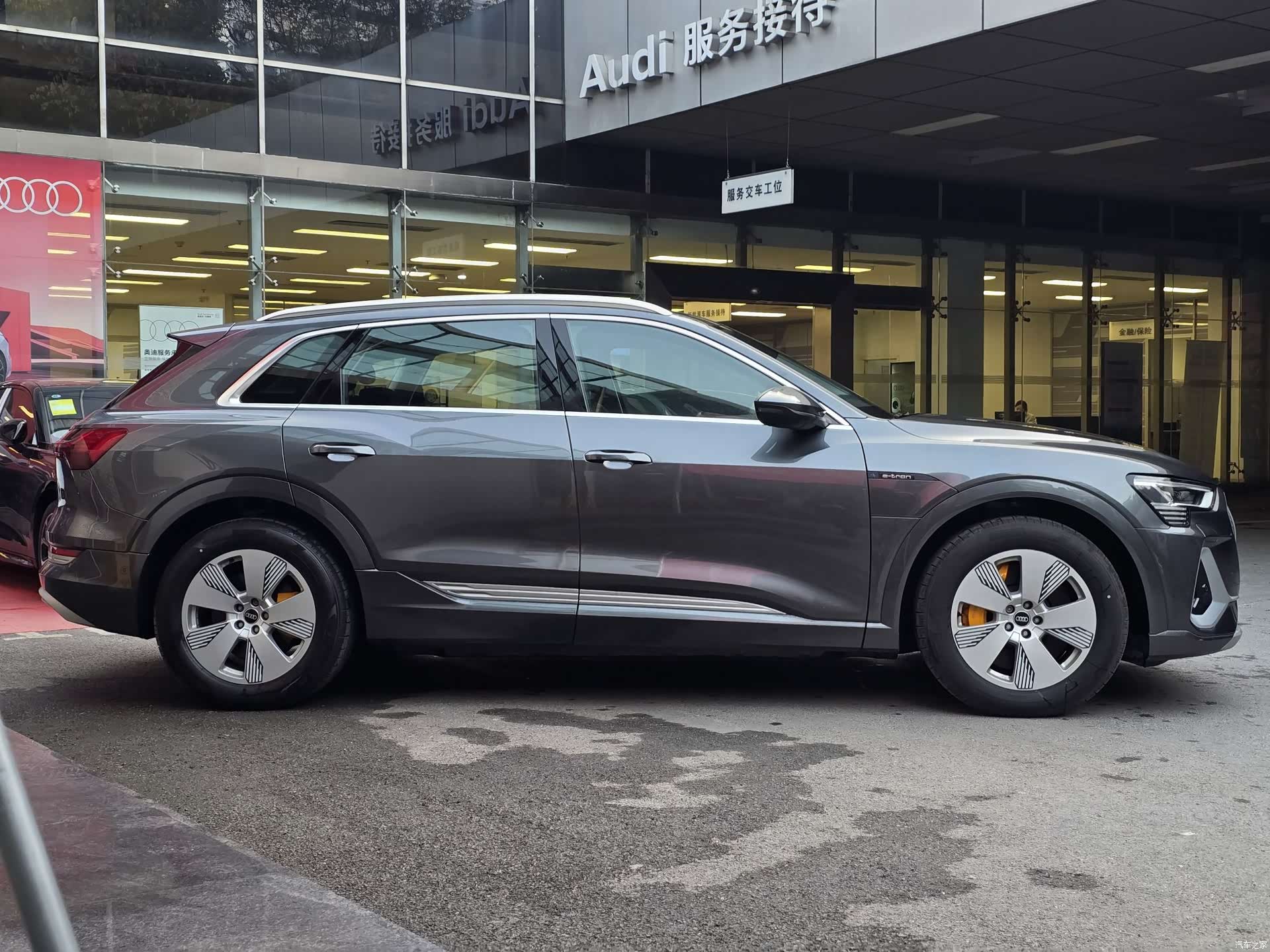 Audi e-tron, 2026 все фото