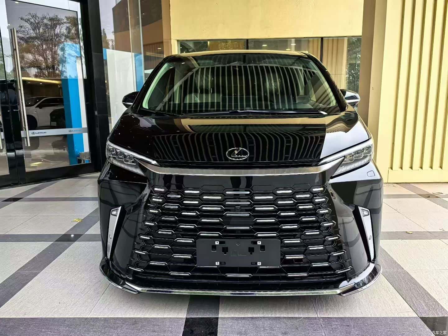 Lexus LM, 2025 2