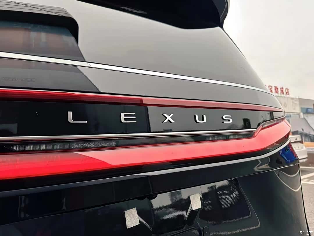 Lexus LM, 2025 9