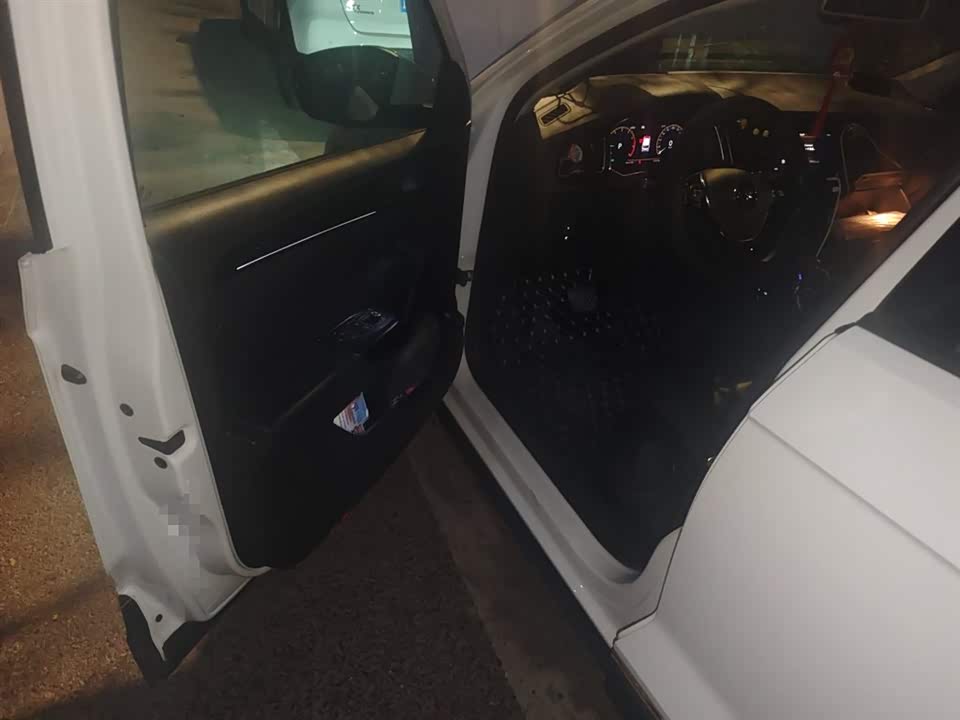 Volkswagen T-ROC exploring Songs