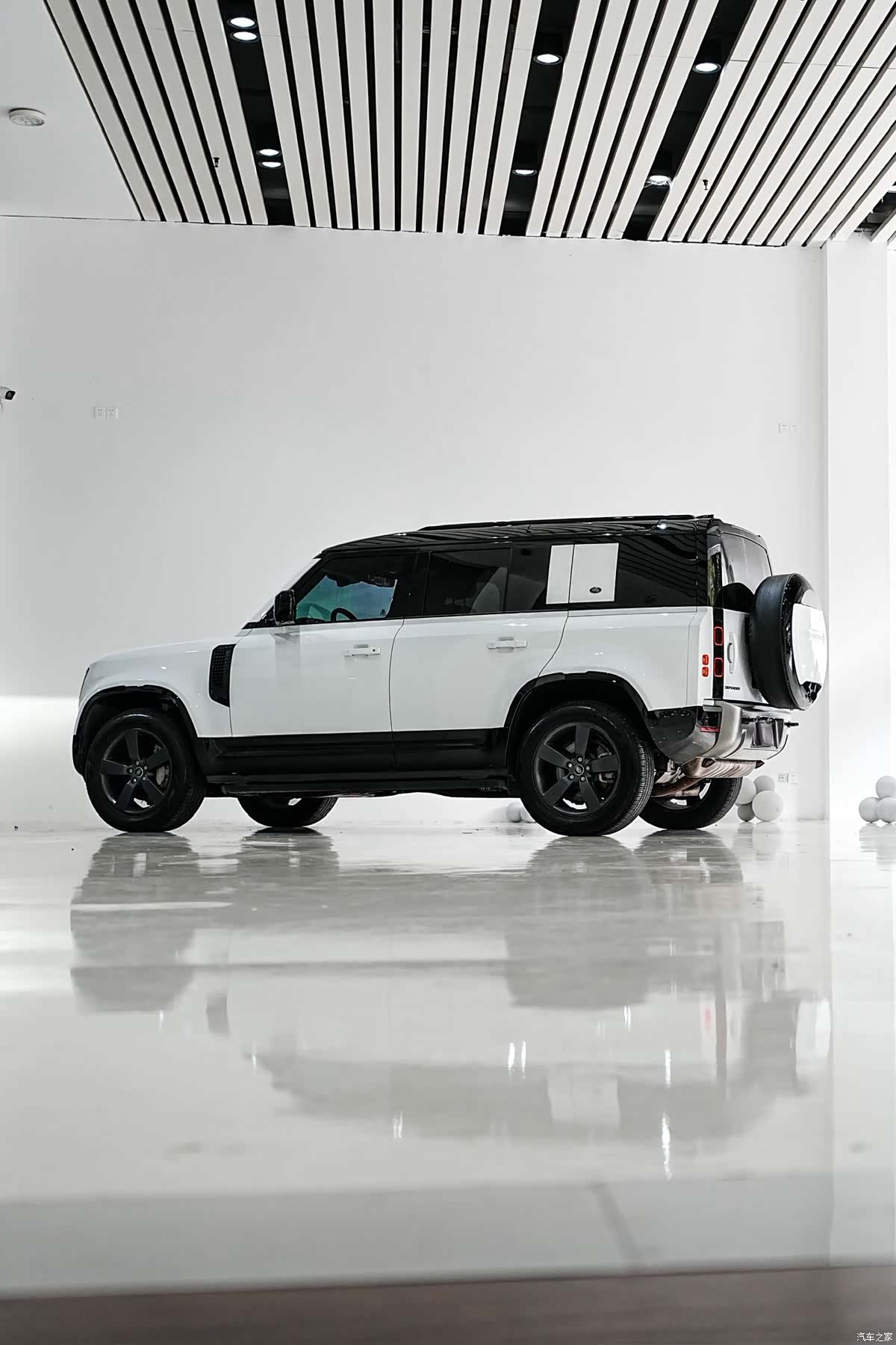 Land Rover Defender, 2024 4