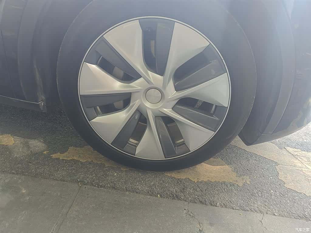 Tesla Model Y, 2023 26