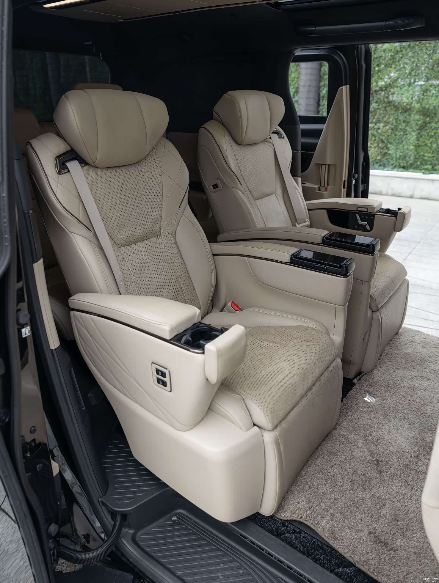 Toyota Alphard, 2024 19