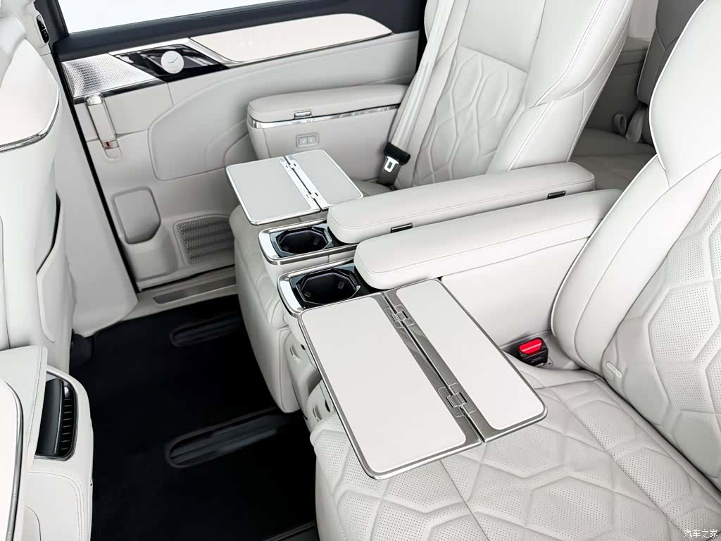 Volvo EM90, 2024 13