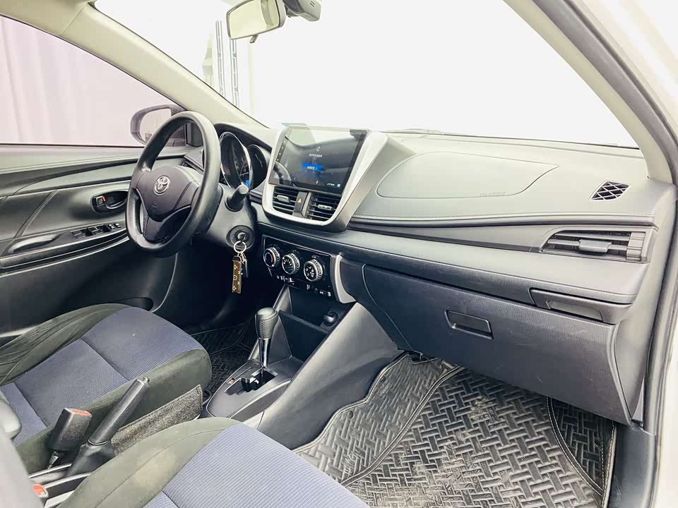 Toyota YARiS L to enjoy