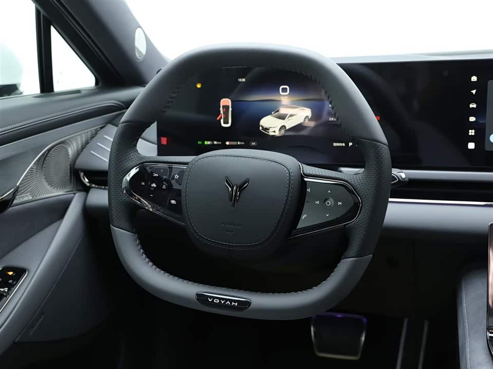 VOYAH Lantu chasing light