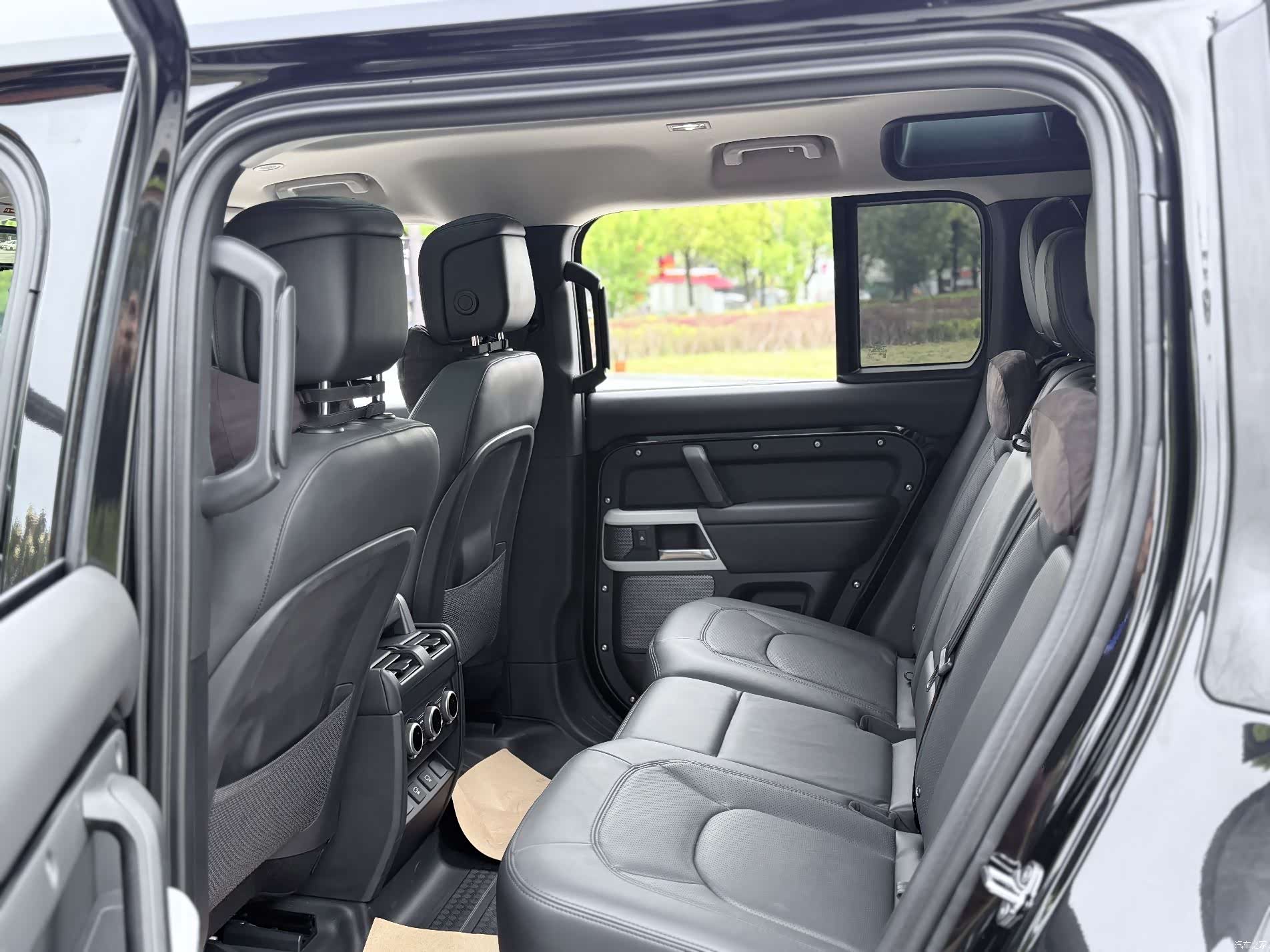 Land Rover Defender, 2024 23