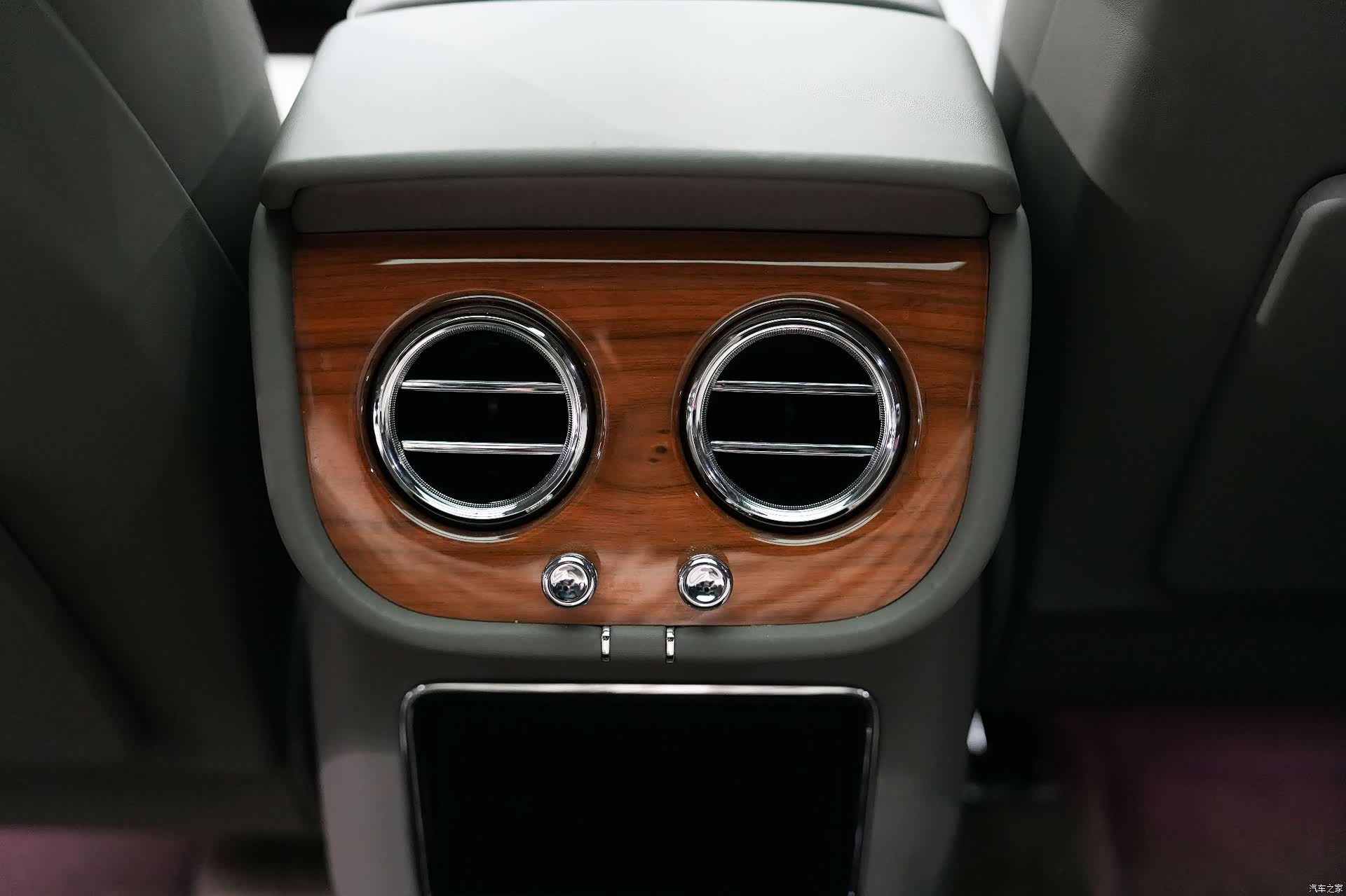 Bentley Bentayga, 2021 28