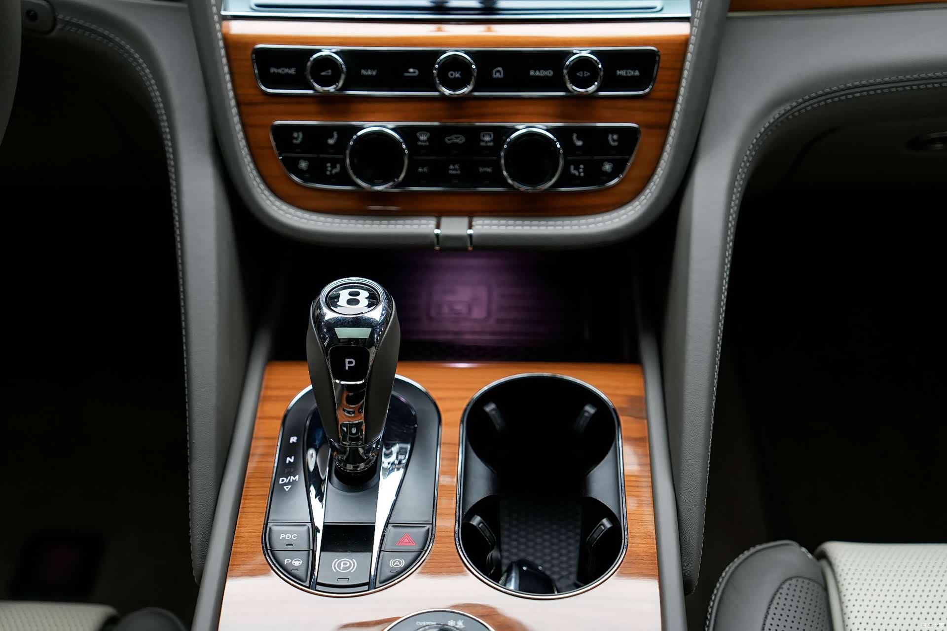 Bentley Bentayga, 2021 21