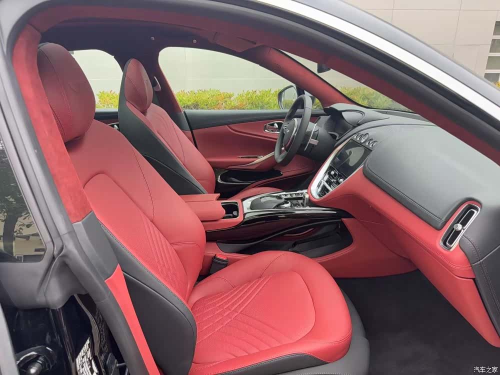 Aston Martin DBX, 2025 все фото