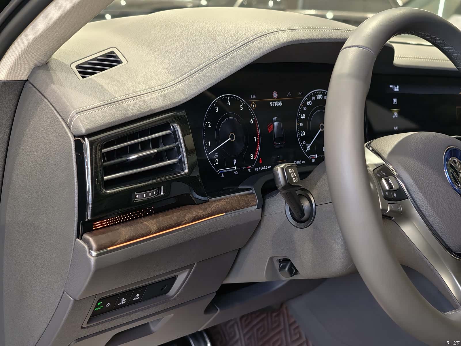 Volkswagen Touareg, 2019 все фото