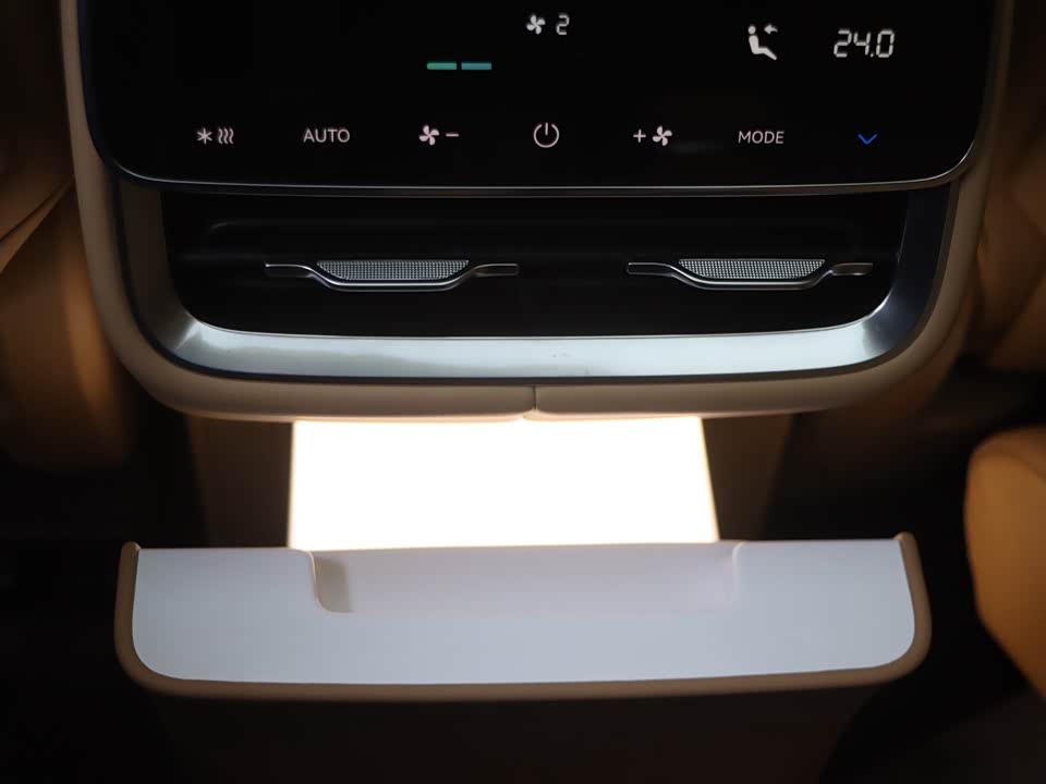 AITO Ask the world M8