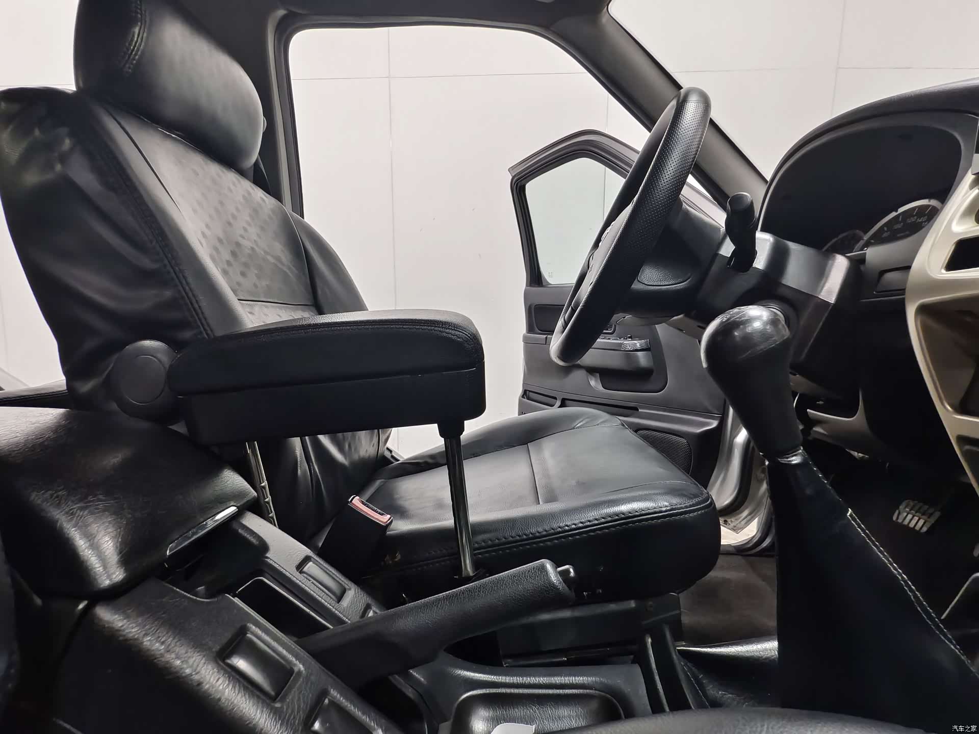 Nissan Paladin, 2012 14