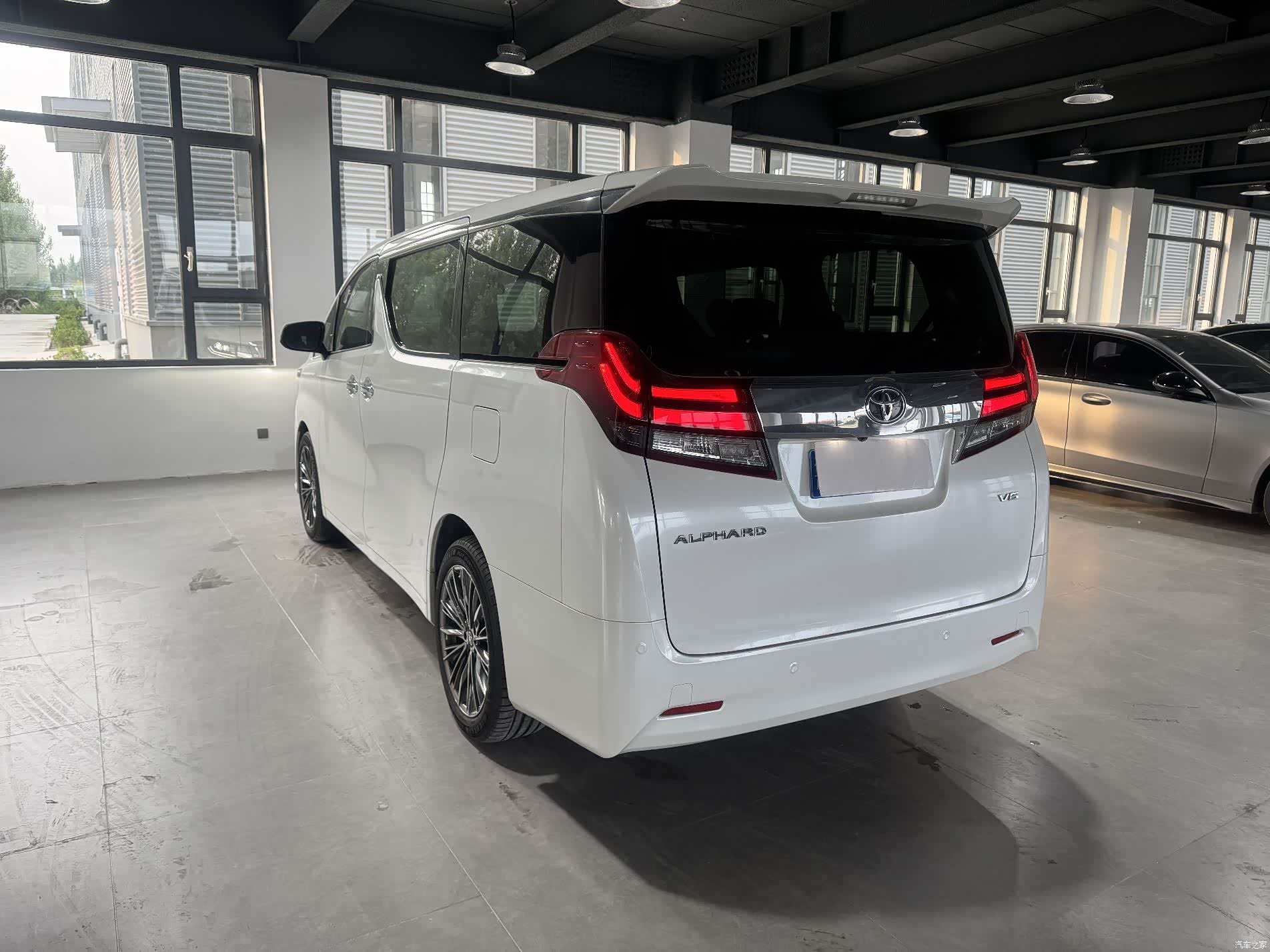 Toyota Alphard, 2017 3