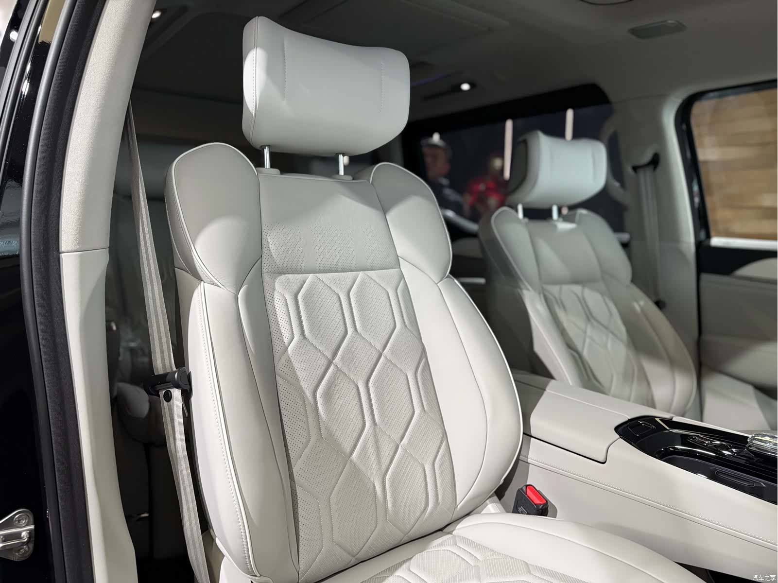 Volvo EM90, 2026 24