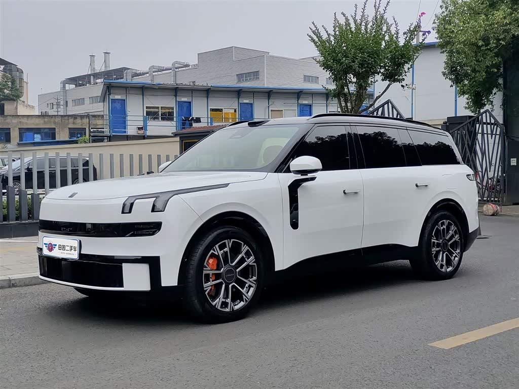 Lynk & Co 900