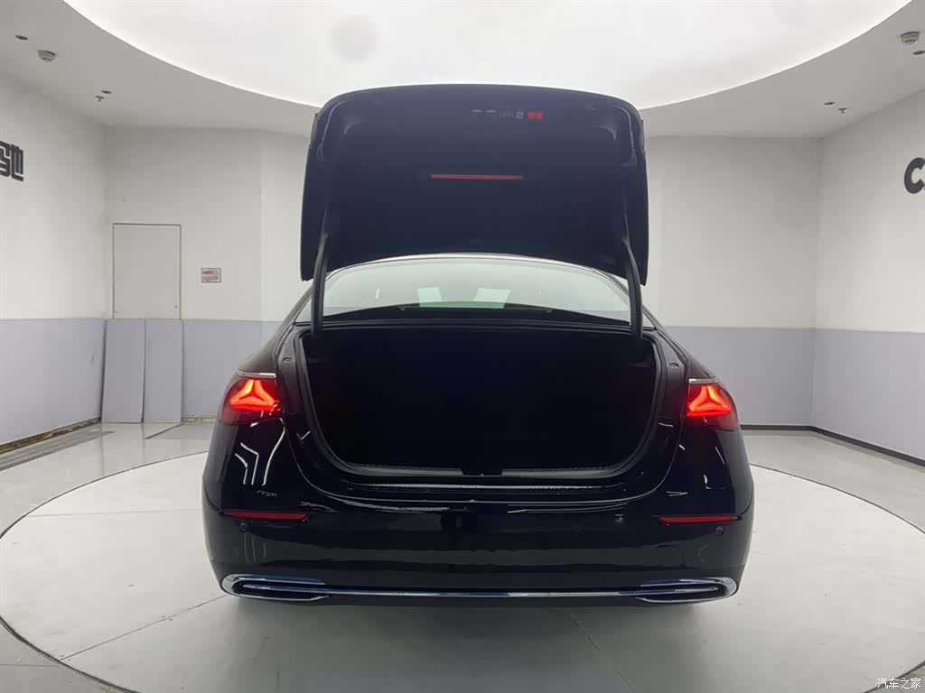 Mercedes-Benz E-Class, 2026 32