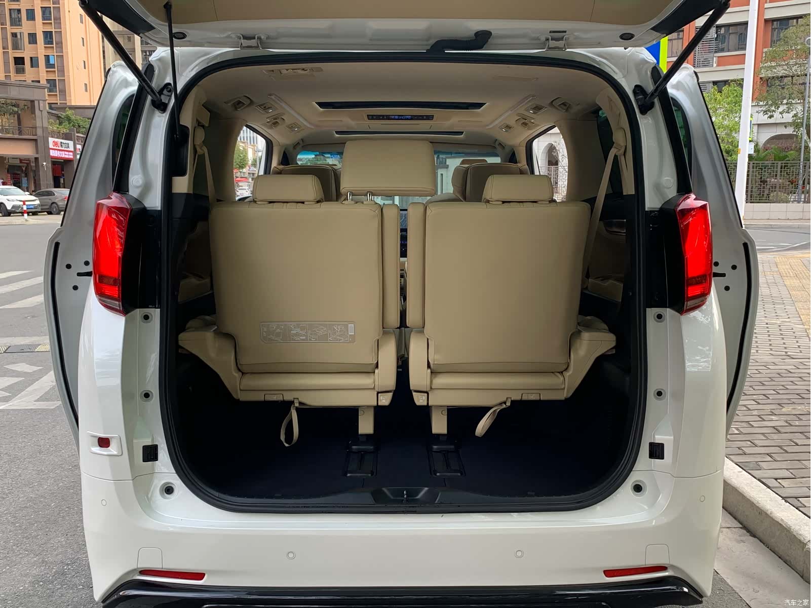 Toyota Alphard, 2022 12
