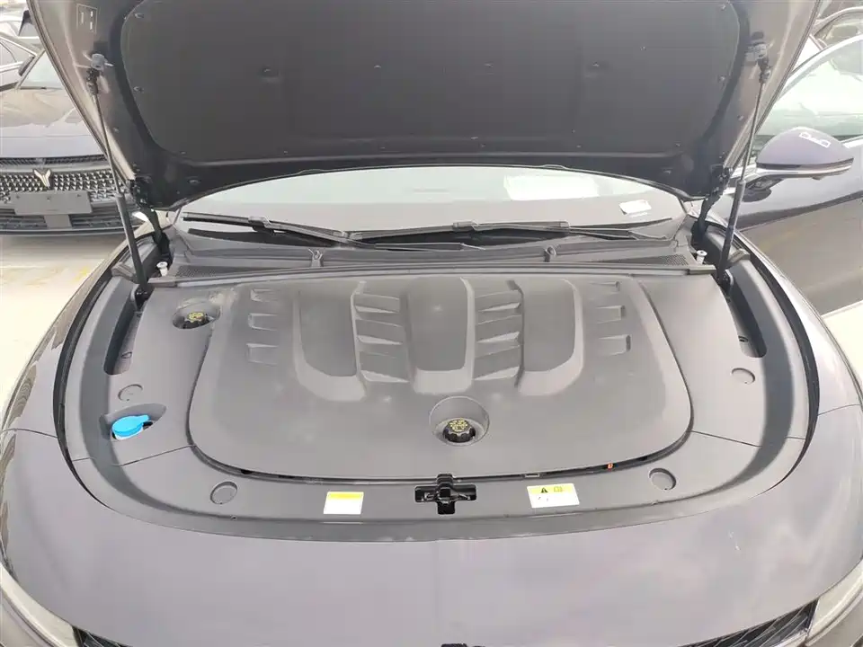 VOYAH Lantu chasing light