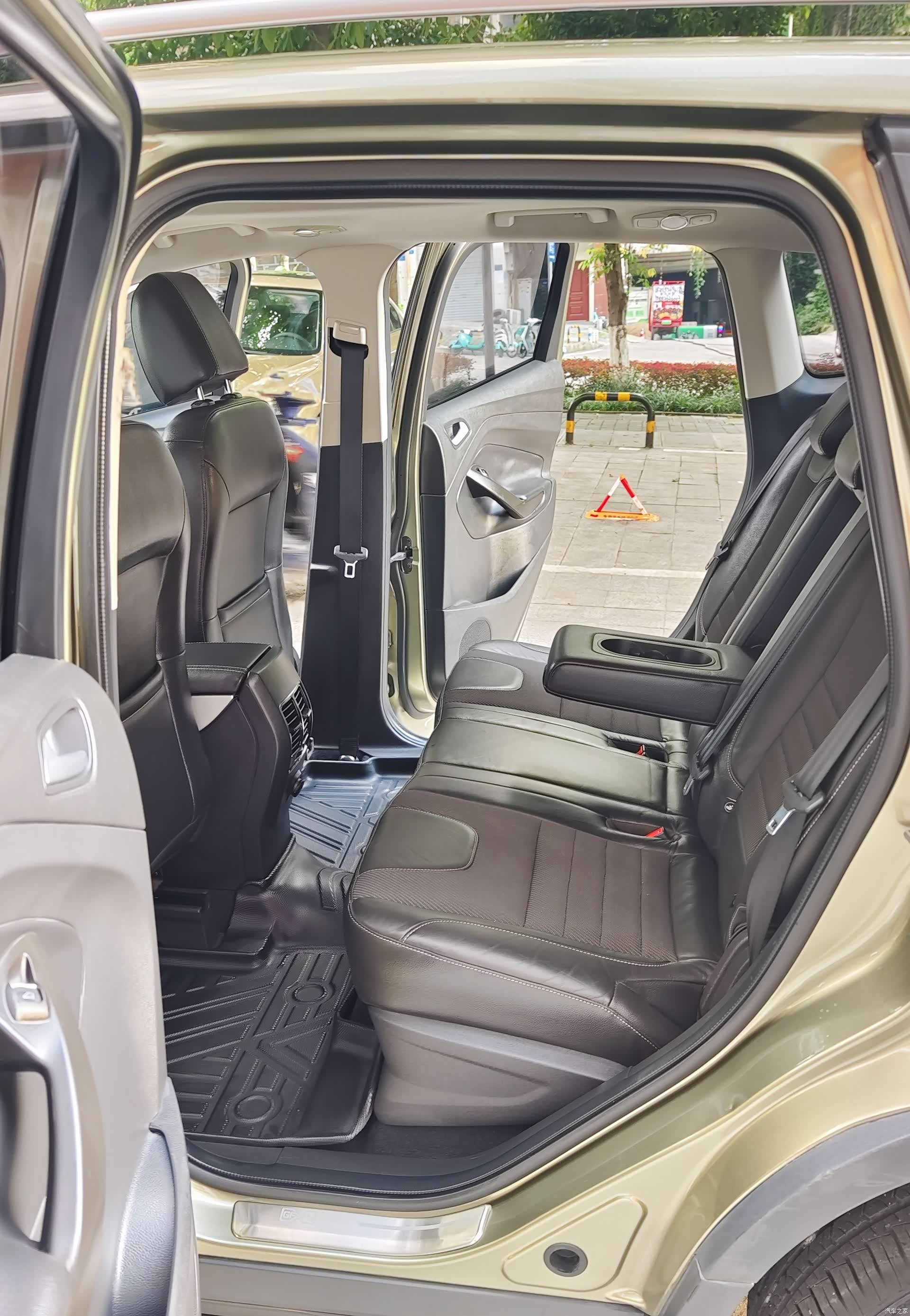 Ford Kuga, 2016 10