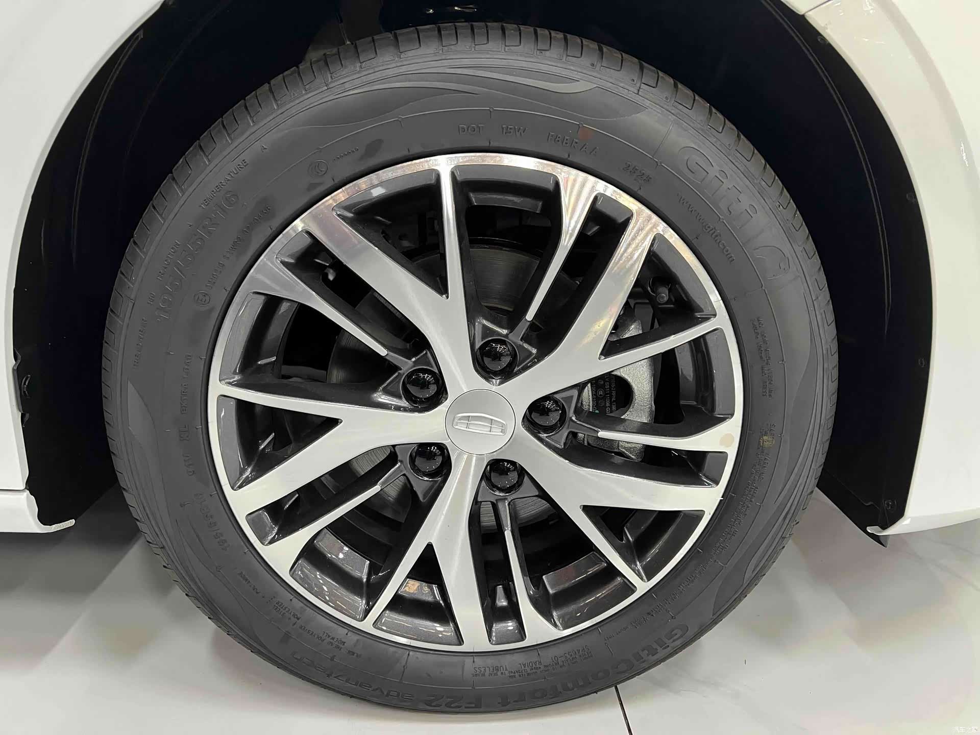 Geely Emgrand, 2026 11