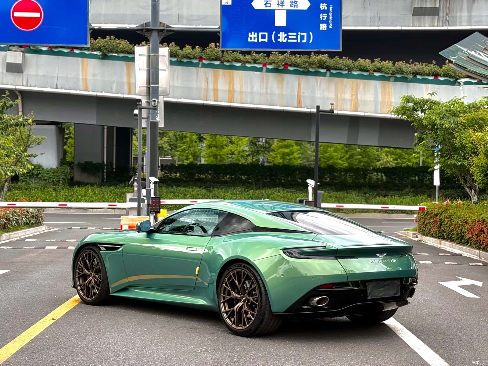 Aston Martin DB12, 2025 9