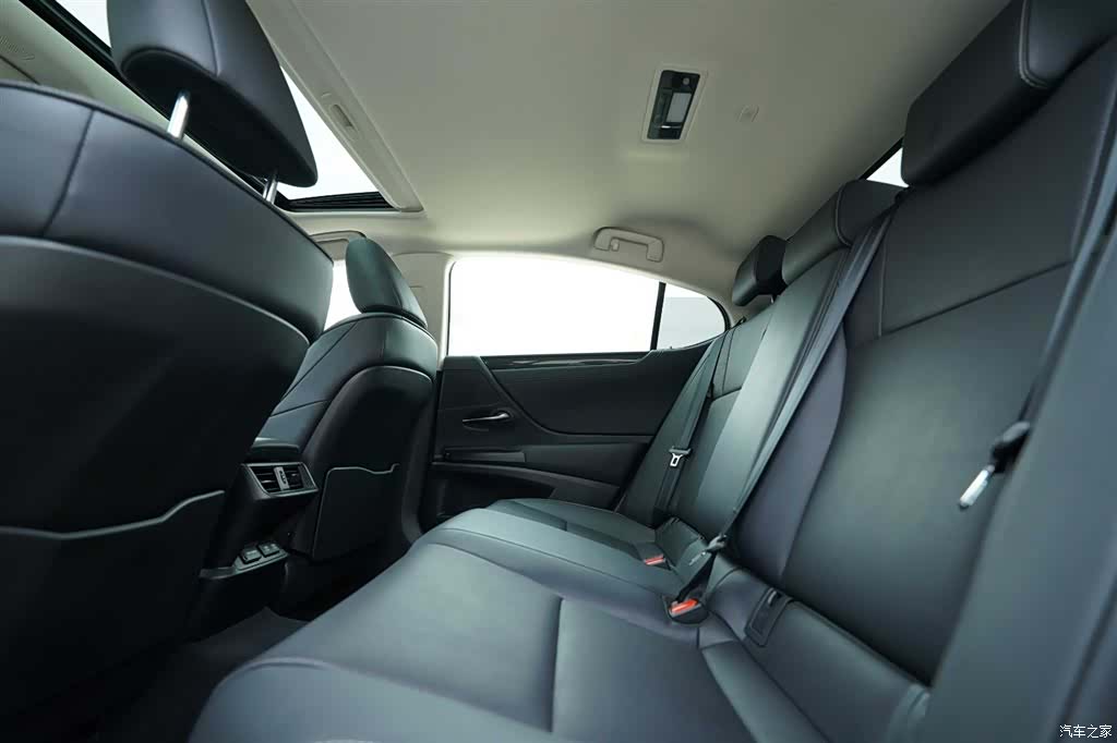 Lexus ES, 2019 21