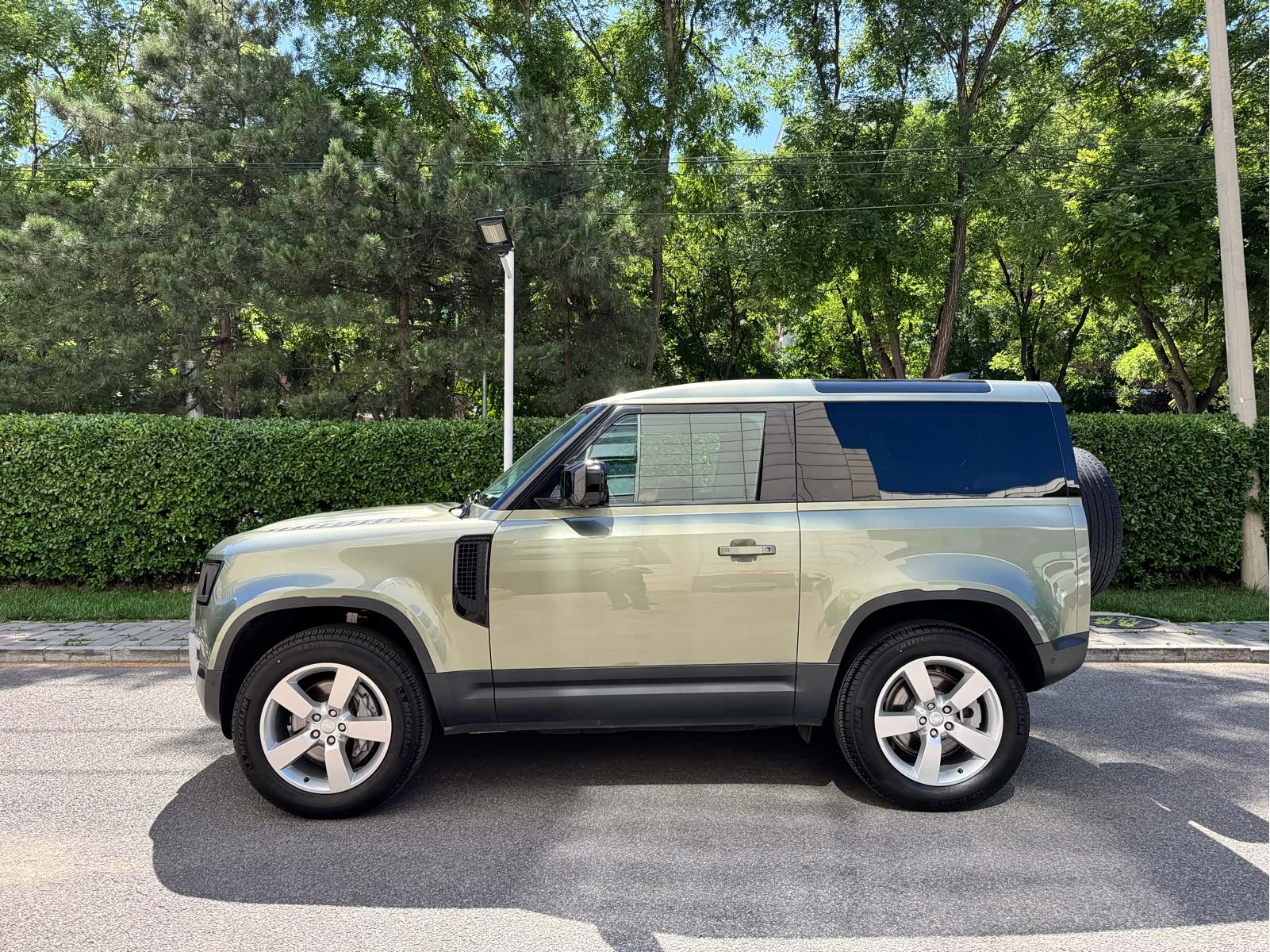 Land Rover Defender, 2024 3