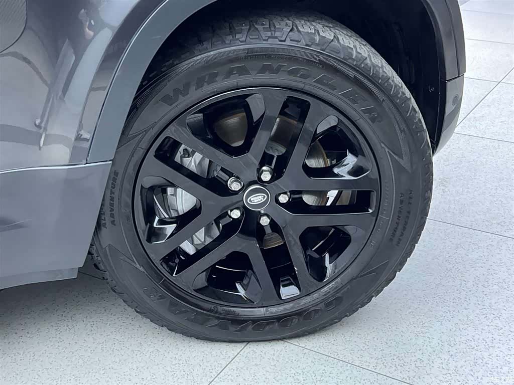 Land Rover Defender, 2025 12