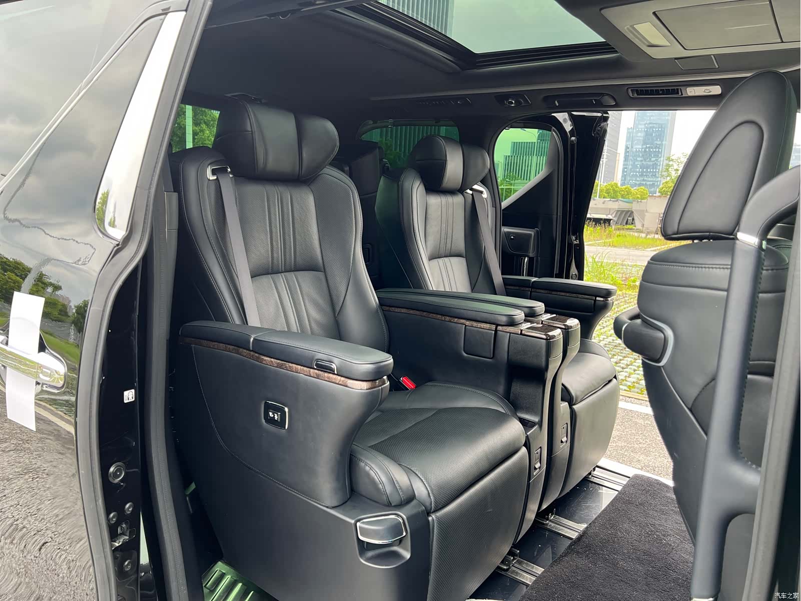 Toyota Alphard, 2022 7